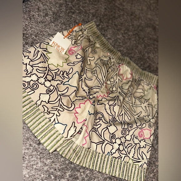 Women’s Knox Rose Floral Beige Shorts Size Medium New with Tags - Picture 9 of 9